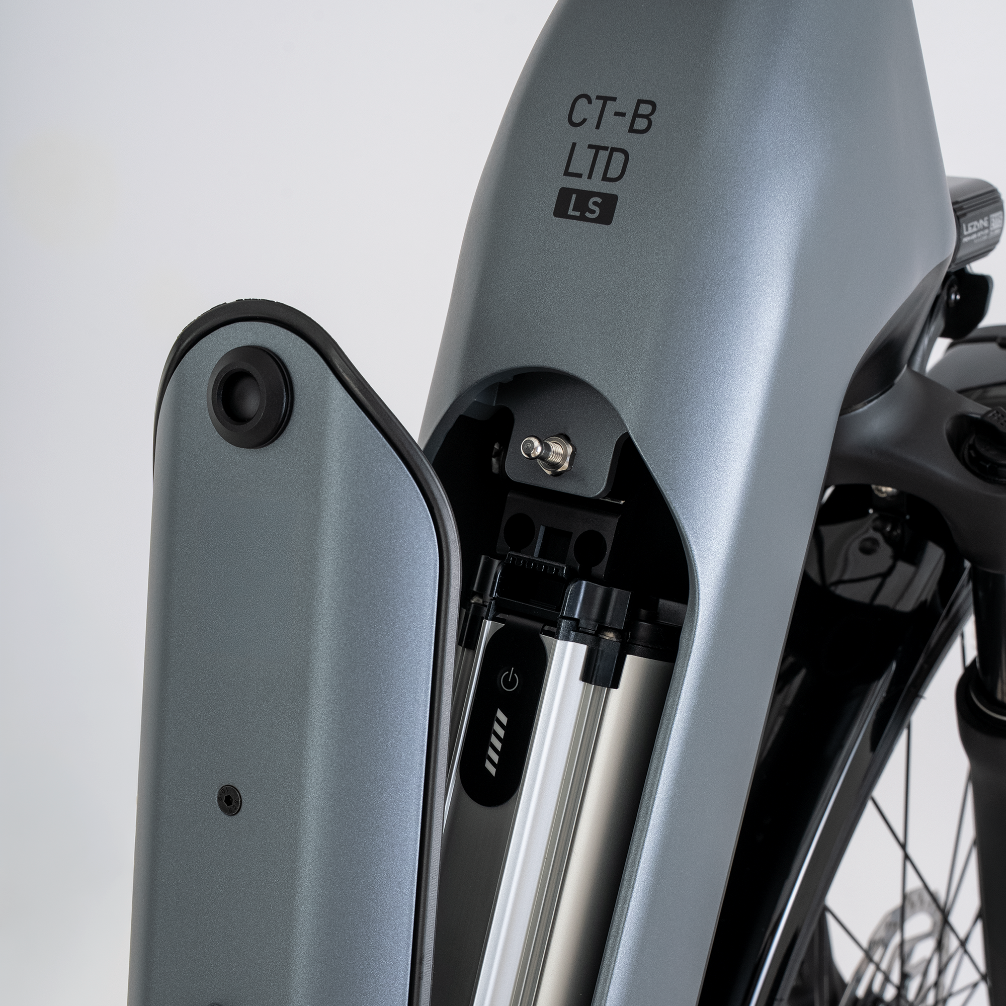 CT-B LTD LS, Mid gray with black matte, Batteriecover offen
