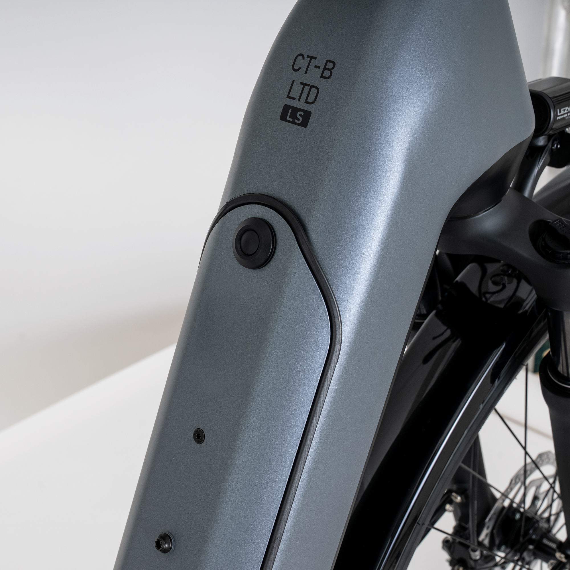 CT-B LTD LS, Mid gray with black matte, Battery Cover, geschlossen