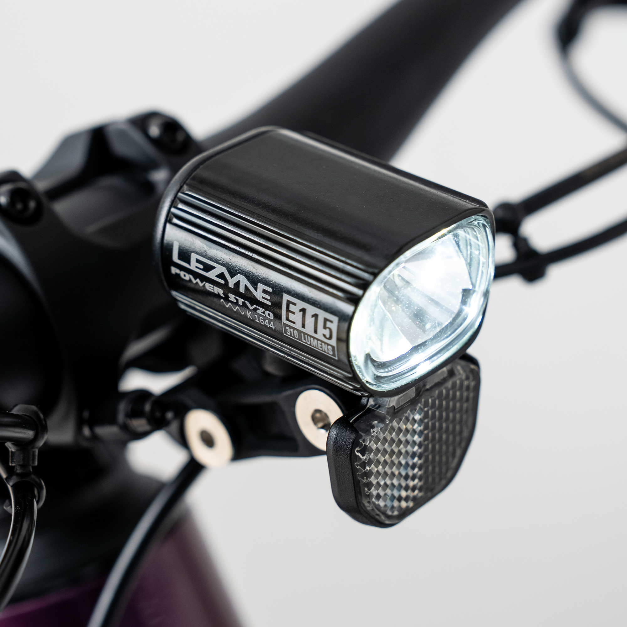 TRS-B 170 1.2, dark purple glossy, Detailnsicht Frontlicht