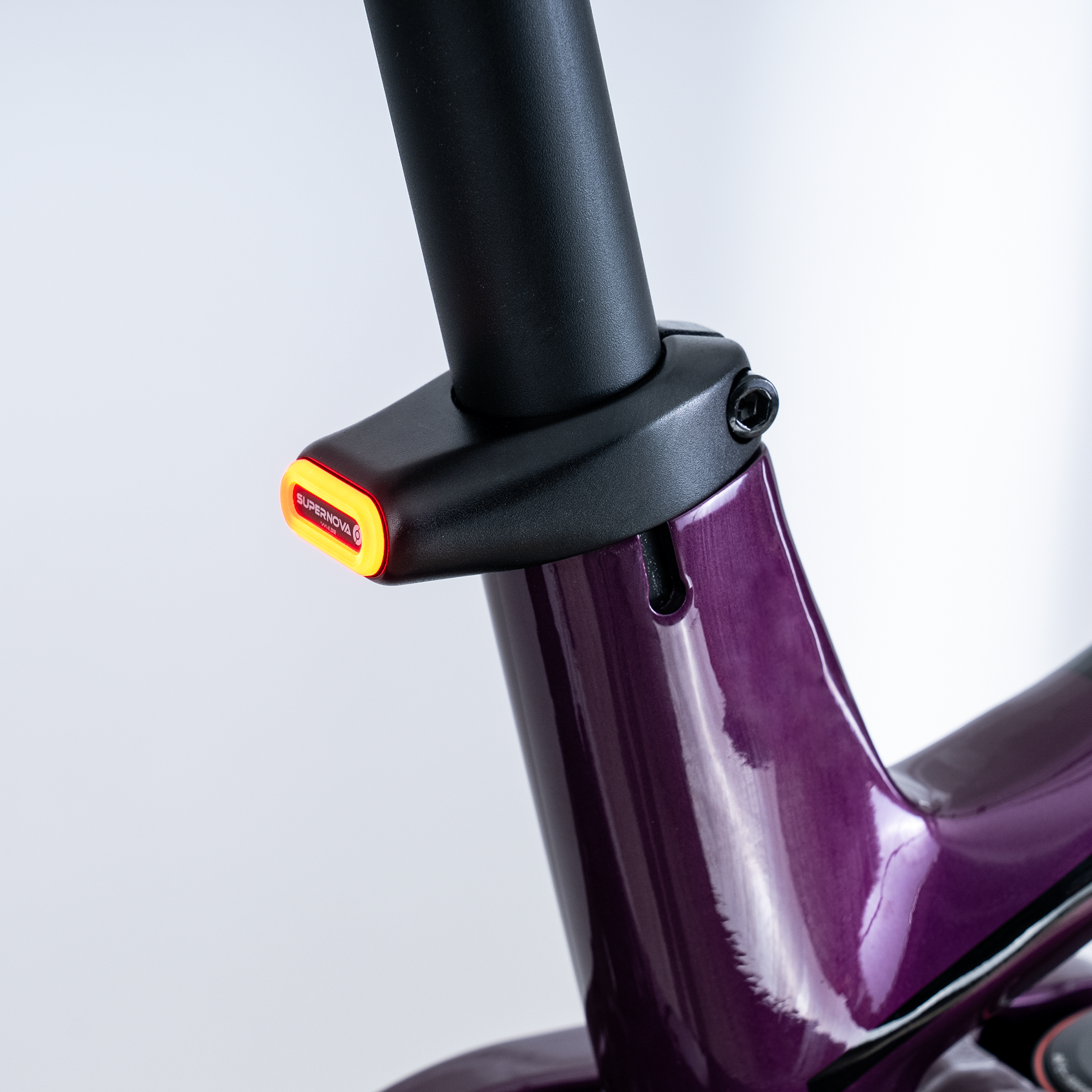 TRS-B 170 1.2, dark purple glossy, Detailnsicht Rücklicht